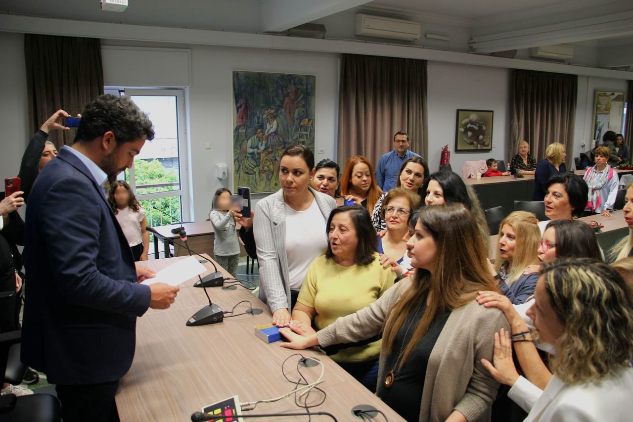 Σε κλίμα συγκίνησης η ορκωμοσία μονίμων υπαλλήλων στον Δήμο Χανίων για το πρόγραμμα «Βοήθεια στο Σπίτι»
