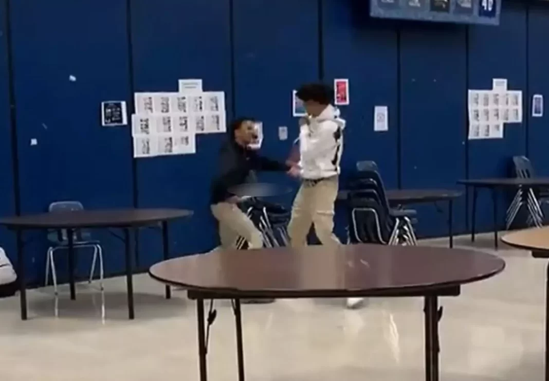 Βίντεο σοκ – Μαθητής τραβάει μαχαίρι και χτυπάει συμμαθητή του στο διάδρομο του σχολείου