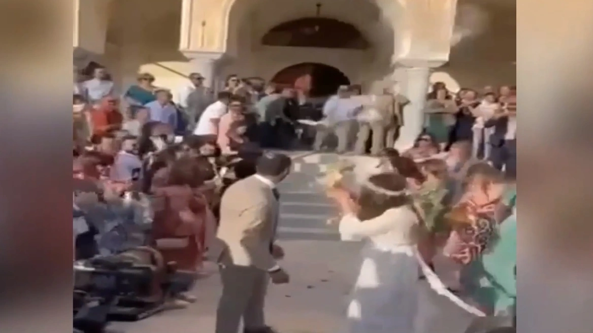 Η νύφη «το έσκασε» για να αποφύγει το ρύζι που έπεφτε με το… φτυάρι – Δείτε βίντεο