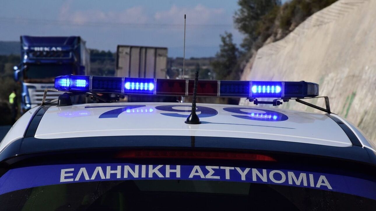 Έκλεψε φορτηγό από επιχείρηση και γκρέμισε τη συρόμενη πόρτα