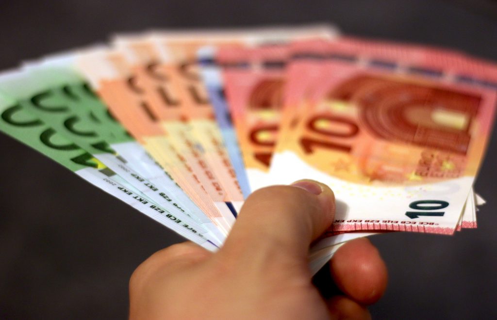 Οδηγός σκόρπισε από αυτοκίνητο δεκάδες χιλιάδες ευρώ
