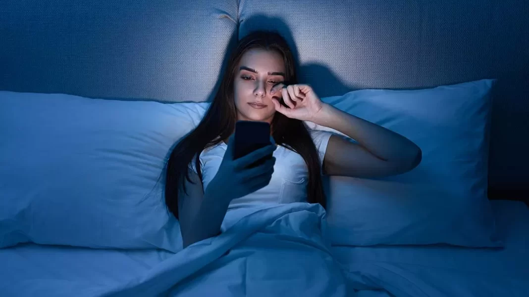 Ετοιμάζεστε να κοιμηθείτε; Το λάθος στο κρεβάτι που μας κλέβει έως και τρεις ώρες ύπνου