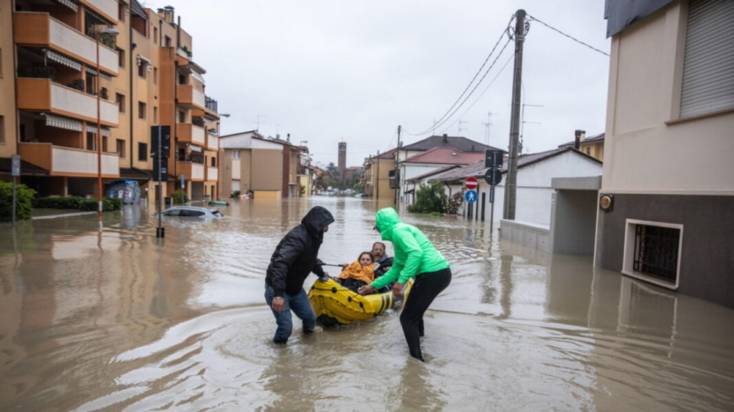 Ιταλία: H στιγμή της διάσωσης δύο ηλικιωμένων με ελικόπτερο - Σκηνές αποκάλυψης από τις πλημμύρες