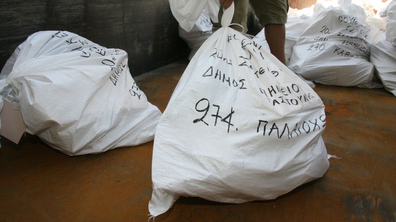 Στην… ανακύκλωση κατέληξαν ψηφοδέλτια – Δικαστική αντιπρόσωπος ξέχασε το σάκο