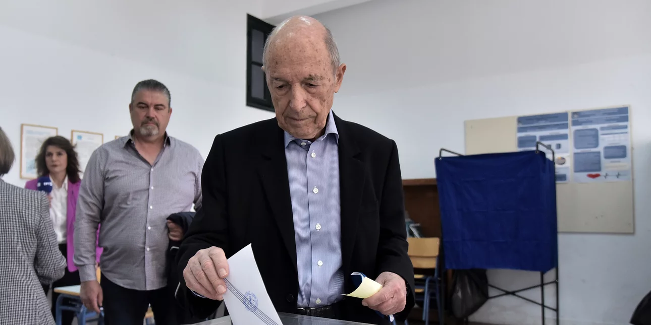 Ψήφισε στο Κολωνάκι ο Κώστας Σημίτης