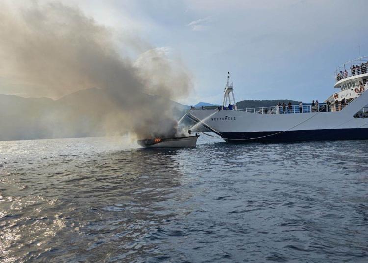 Φωτιά σε σκάφος: Οι δυο επιβαίνοντες πήδηξαν στη θάλασσα