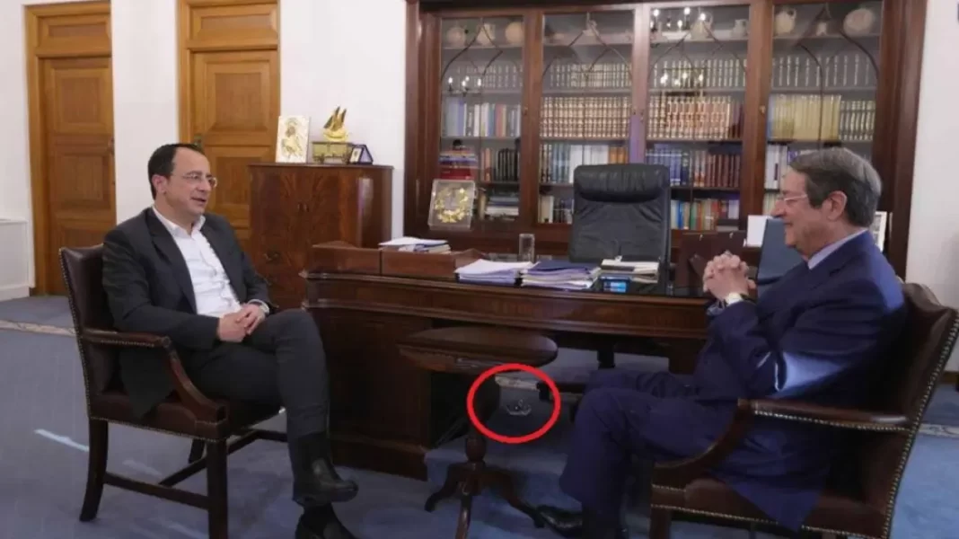 Viral το κρυμμένο τασάκι κάτω από το γραφείο του Προέδρου της Κύπρου