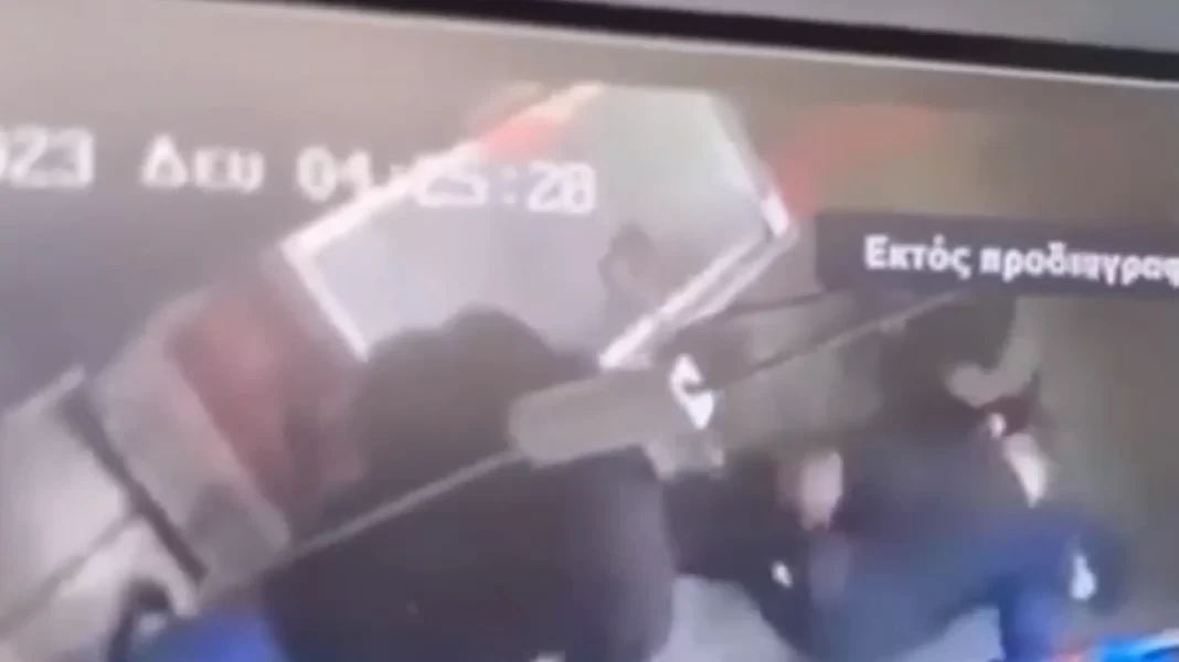 Βίντεο: Υπάλληλος περιπτέρου πάλεψε με ένοπλο ληστή - Ο 45χρονος είχε διαπράξει άλλες πέντε ληστείες