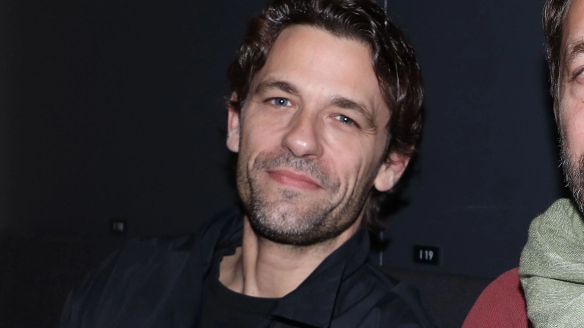 Αποστόλης Τότσικας: Αγνώριστος για τις ανάγκες θεατρικής παράστασης – Δείτε τη φωτογραφία