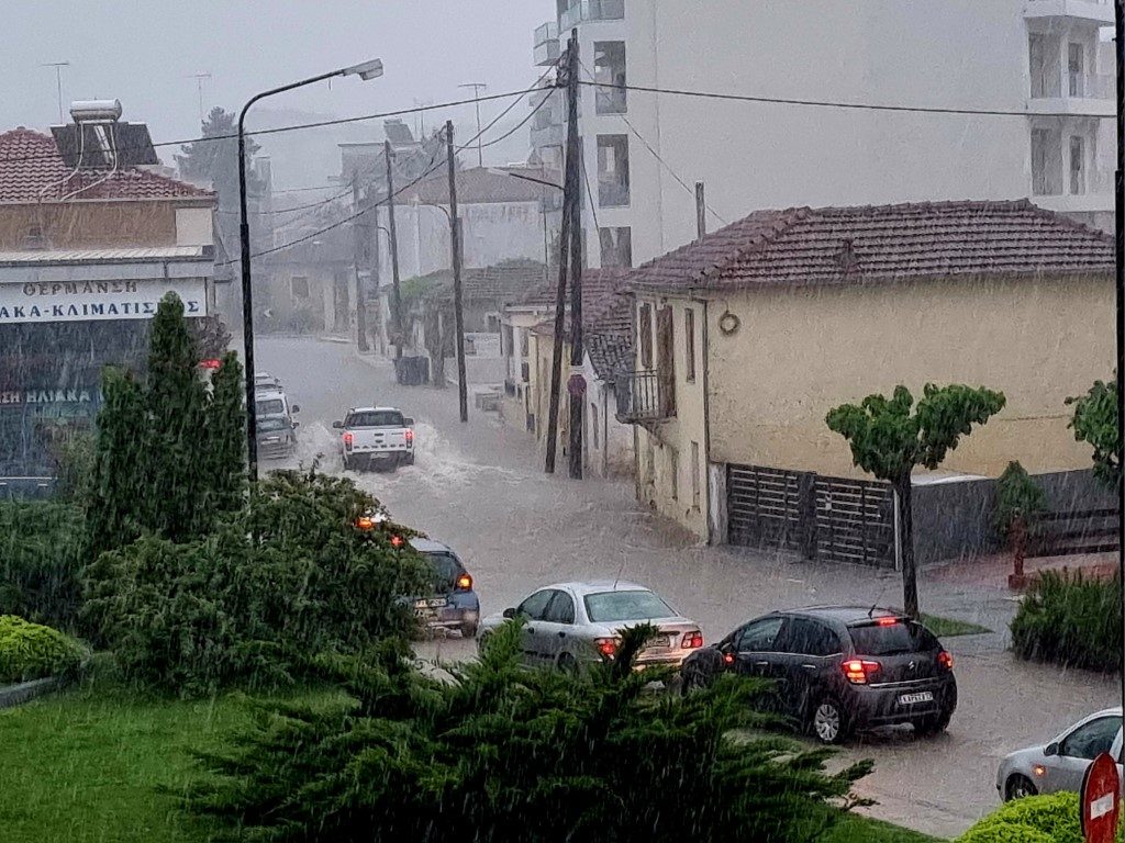 Πλημμύρες στα Τρίκαλα: 140 κλήσεις στην Πυροσβεστική – Απεγκλωβίστηκαν 13 άτομα
