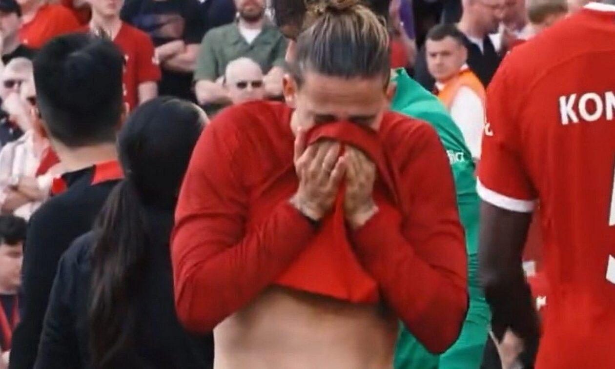 Κώστας Τσιμίκας: Πλάνταξε στο κλάμα – Το βίντεο που ανησύχησε τους φίλους της Λίβερπουλ