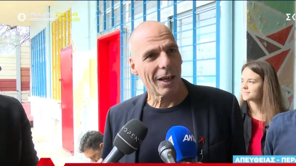 Στο Πέραμα ψήφισε ο Βαρουφάκης: «Όχι στην αποχή, ακόμα και λευκό ψηφίστε»