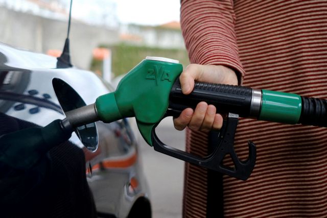 «Φλερτάρει» με τα 2 ευρώ η τιμή του λίτρου της βενζίνης – Απελπισμένοι οι πολίτες αναρωτιούνται εάν είναι δυνατόν