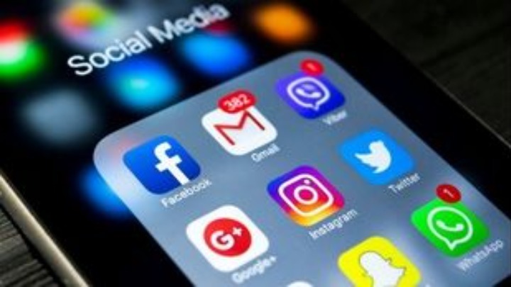 Τα μέσα κοινωνικής δικτύωσης μπορούν να είναι επικίνδυνα για τους νέους, προειδοποιεί ο αρχίατρος των ΗΠΑ