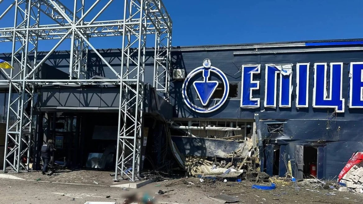 Πόλεμος στην Ουκρανία: Τουλάχιστον τρεις νεκροί άμαχοι από επίθεση σε σούπερ μάρκετ στη Χερσώνα