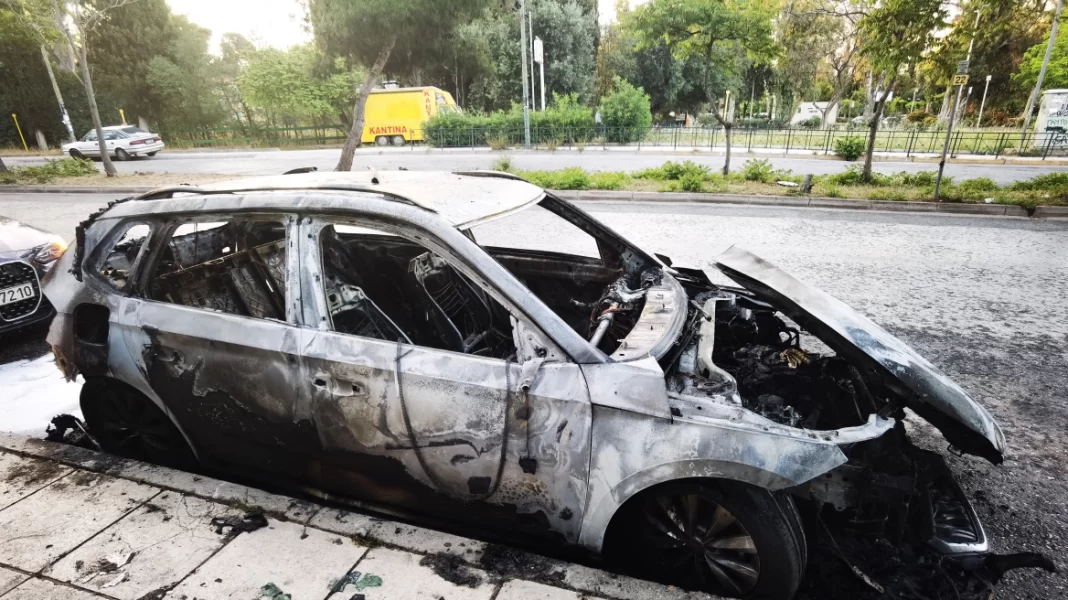 Επεισόδια από κουκουλοφόρους – Πέταξαν μολότοφ σε ΜΑΤ, κάηκαν δύο αυτοκίνητα