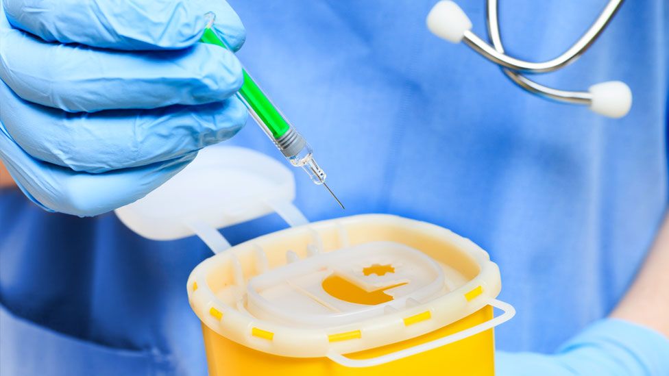 Ηράκλειο: Μολυσματικά απόβλητα σε κάδους απορριμμάτων  – Προειδοποιεί ο δήμος