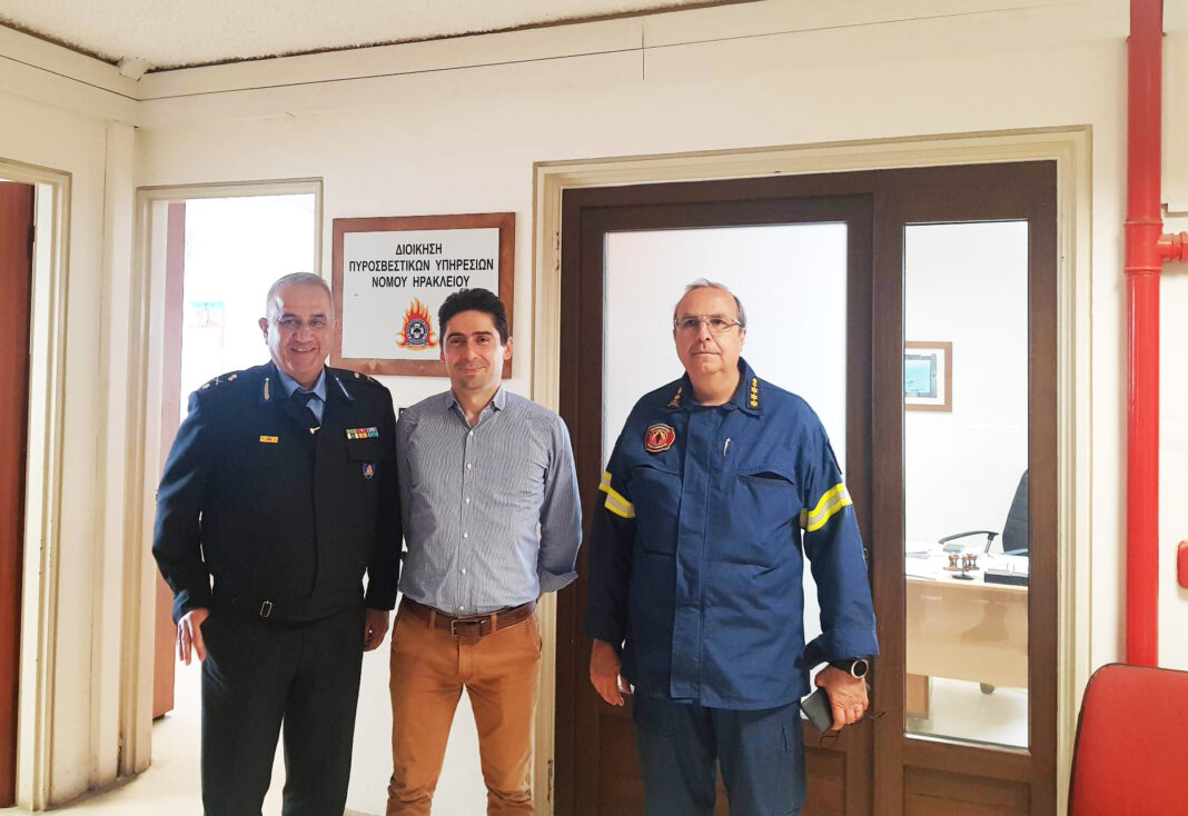 Επίσκεψη στις Περιφερειακές Υπηρεσίες του Πυροσβεστικού Σώματος στο Ηράκλειο για τον Γιώργο Ξυλούρη
