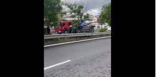 Αυτοκίνητο «καρφώθηκε» σε δέντρο