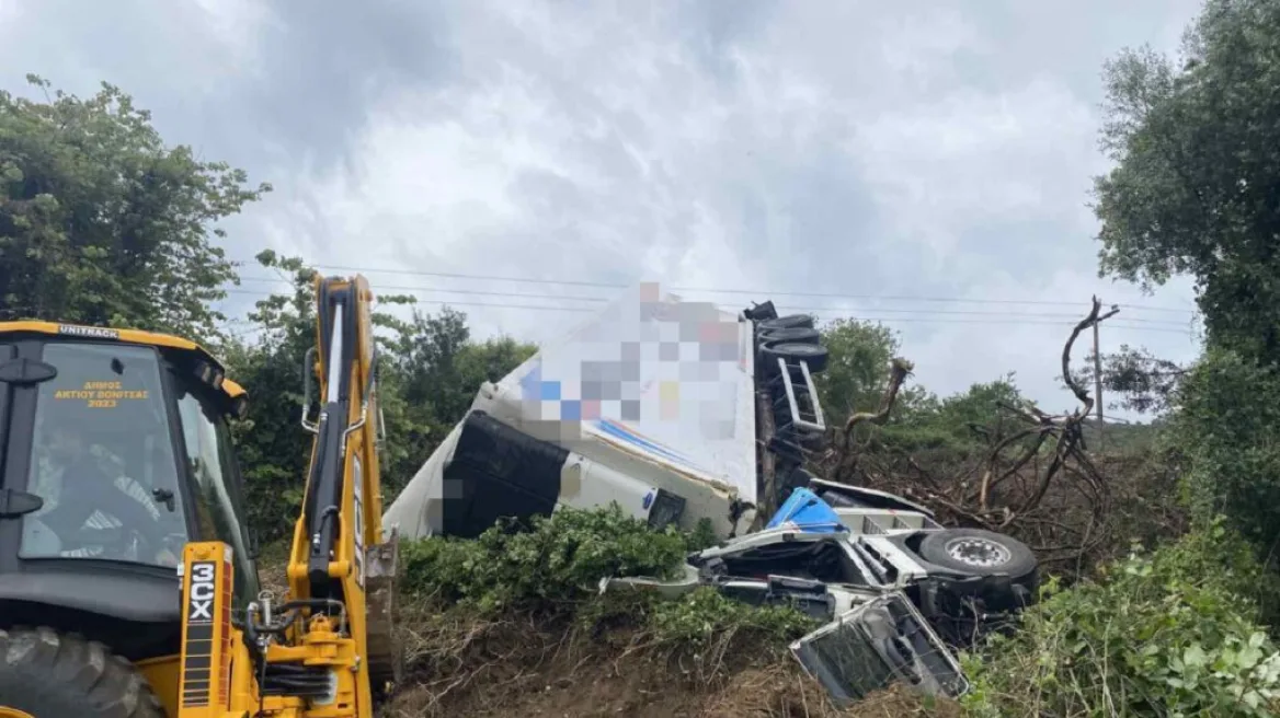 Νεκρός 54χρονος οδηγός σε εκτροπή νταλίκας