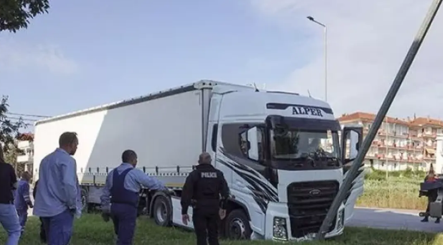 Νταλίκα έπεσε σε κολώνα της ΔΕΗ αφήνοντας την πόλη χωρίς ρεύμα