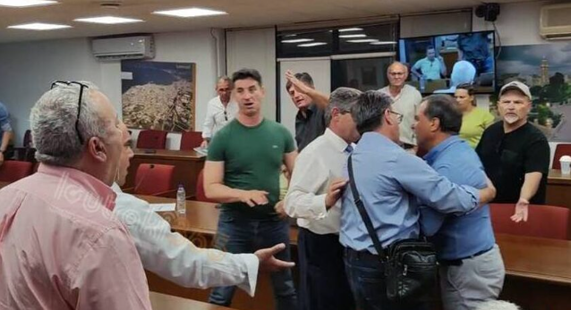 Ένταση και ξύλο σε Δημοτικό Συμβούλιο