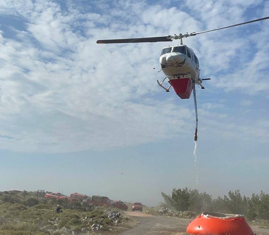 Ελικόπτερο έκανε δοκιμαστικές ρίψεις νερού πάνω από το δάσος της Κέρης