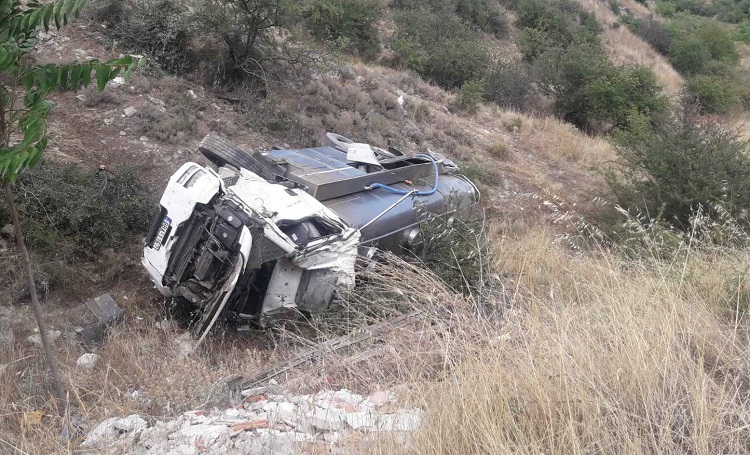 Φορτηγό έπεσε σε γκρεμό