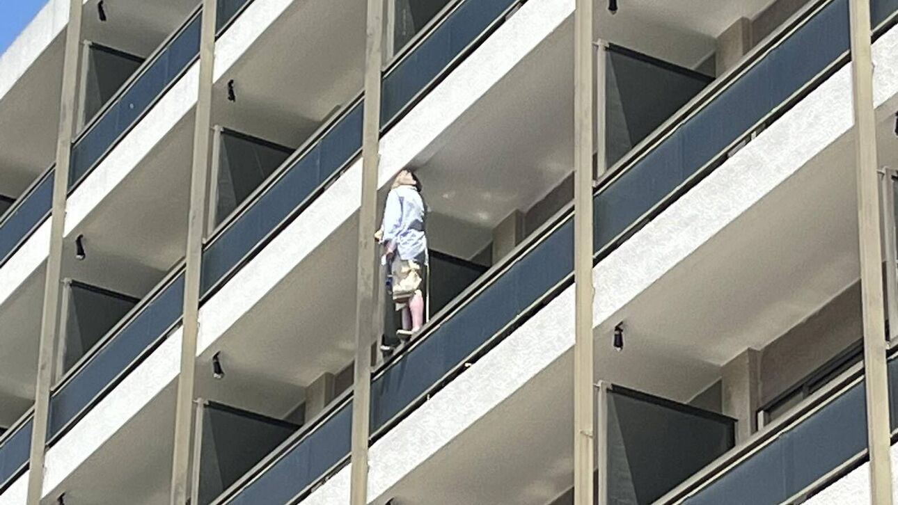 Συναγερμός: Γυναίκα απειλεί να πέσει από μπαλκόνι ξενοδοχείου