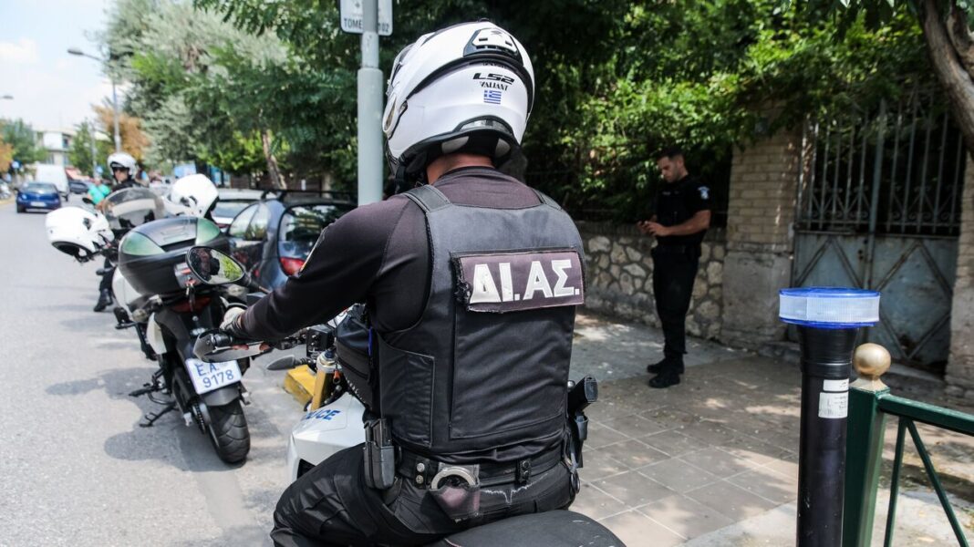 18χρονος παρέσυρε και τραυμάτισε αστυνομικό κατά τη διάρκεια ελέγχου