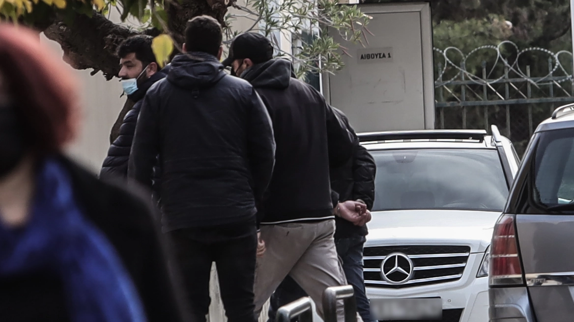 Βιασμός 12χρονης στον Κολωνό: Στους 29 οι συλληφθέντες- Ανάμεσά τους πατέρας και γιος
