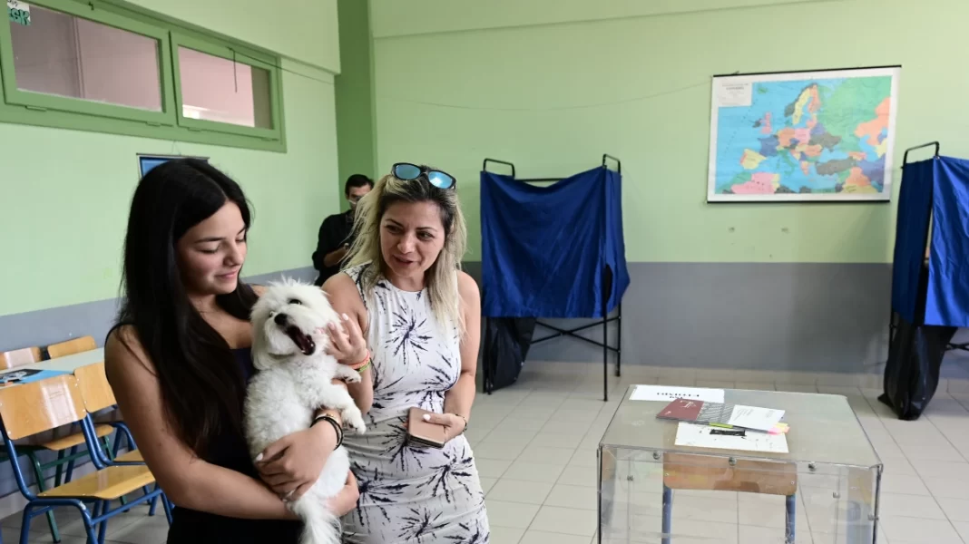 Εκλογές 2023: Πήγαν να ψηφίσουν παρέα με τα κατοικίδιά τους