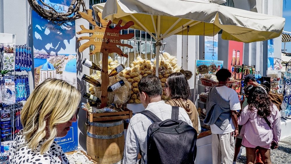Μικρότερο κατά 10% φέτος το πορτοφόλι των ξένων τουριστών