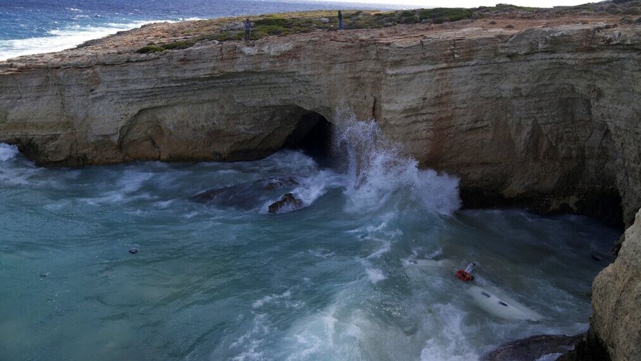 «Το Λιμενικό έδεσε σχοινί στο σκάφος και αυτό πήρε δεξιά κλίση» ανέφερε Σύρος μετανάστης