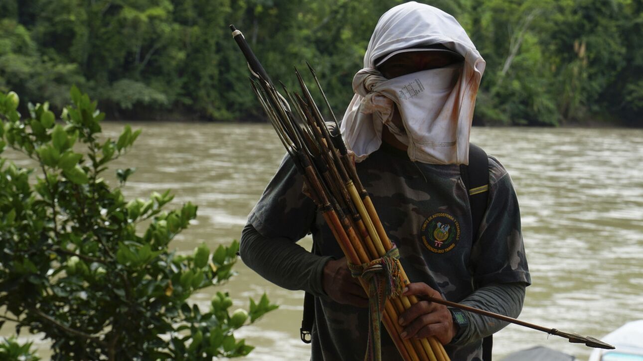 Περού: Ιθαγενείς άφησαν δυο δεξαμενόπλοια και τα πληρώματά τους που κρατούσαν αιχμάλωτους