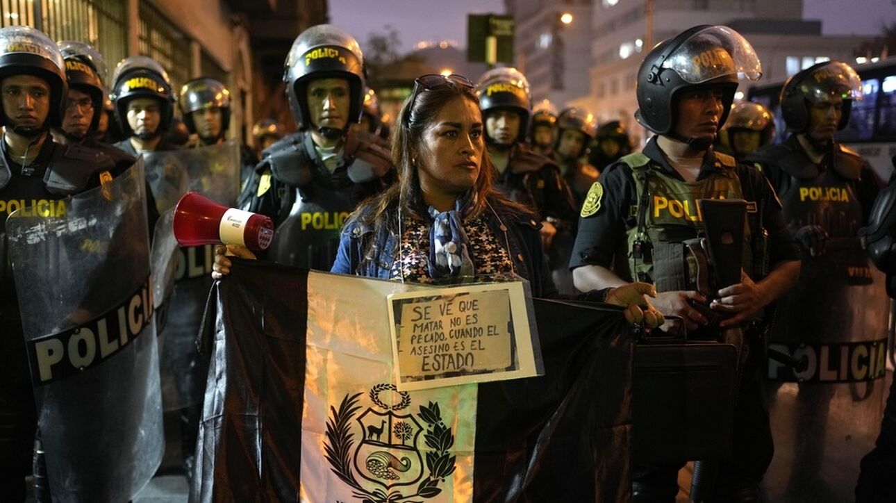 Περού: Η άρνηση της Ντίνας Μπολουάρτε να επισπεύσει τις εκλογές βγάζει στους δρόμους τον κόσμο