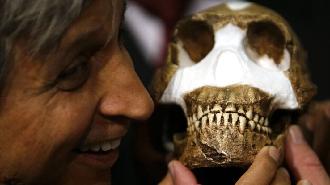 H μυστηριώδης φυλή που έθαβε νεκρούς και έγραφε σε σπηλιές 100.000 χρόνια πριν τον Homo sapiens