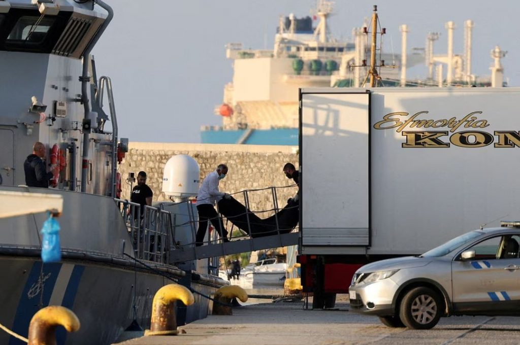 Ναυάγιο στην Πύλο: Νέες μαρτυρίες διασωθέντων ότι το σκάφος βυθίστηκε λόγω της ρυμούλκησης από το Λιμενικό