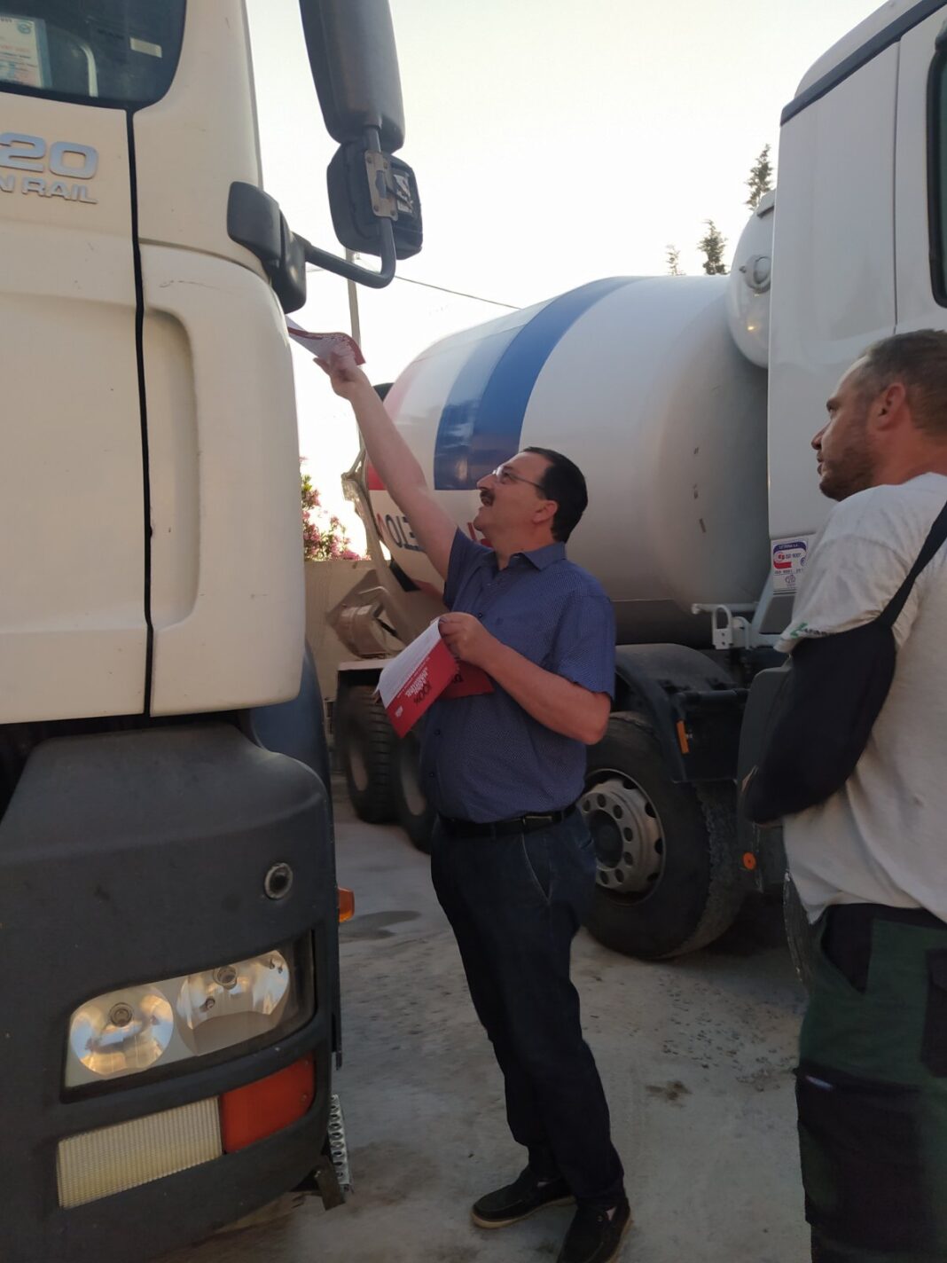 Περιοδεία υποψηφίων βουλευτών του ΚΚΕ σε εταιρείες οικοδομικών υλικών και σκυροδέματος