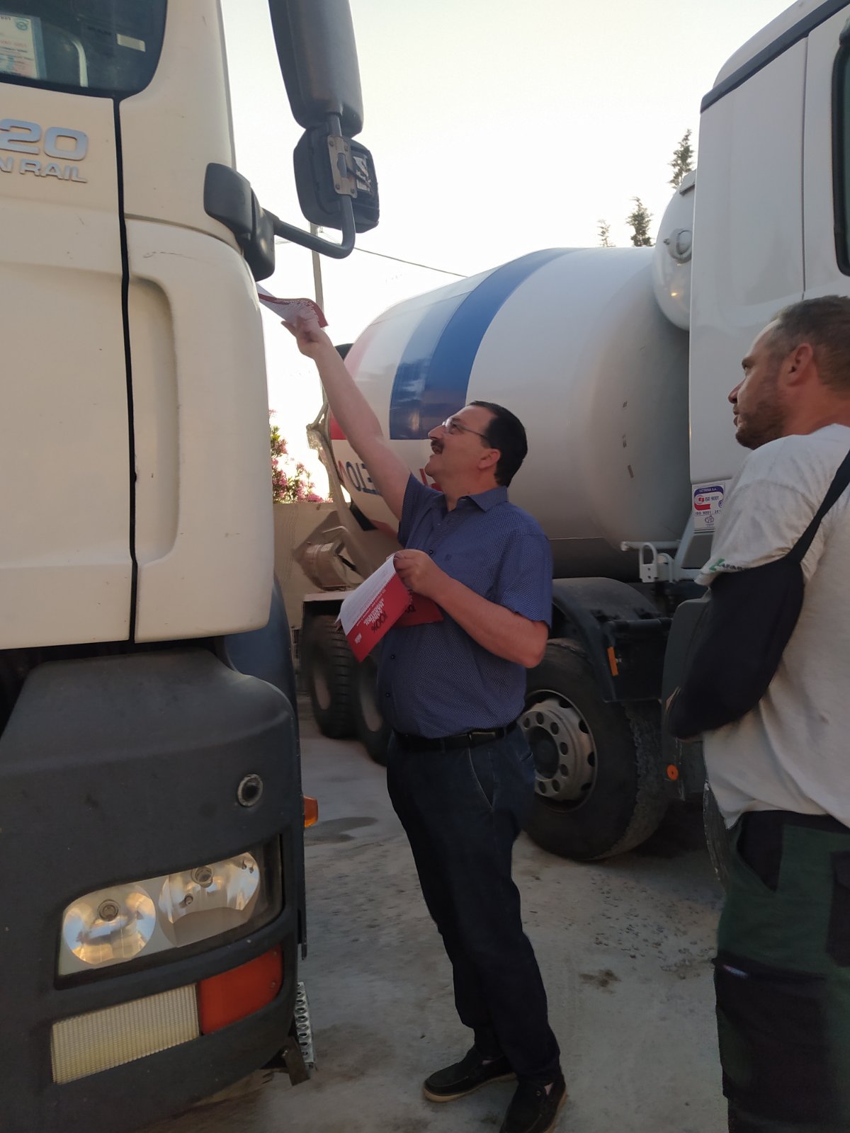 Περιοδεία υποψηφίων βουλευτών του ΚΚΕ σε εταιρείες οικοδομικών υλικών και σκυροδέματος