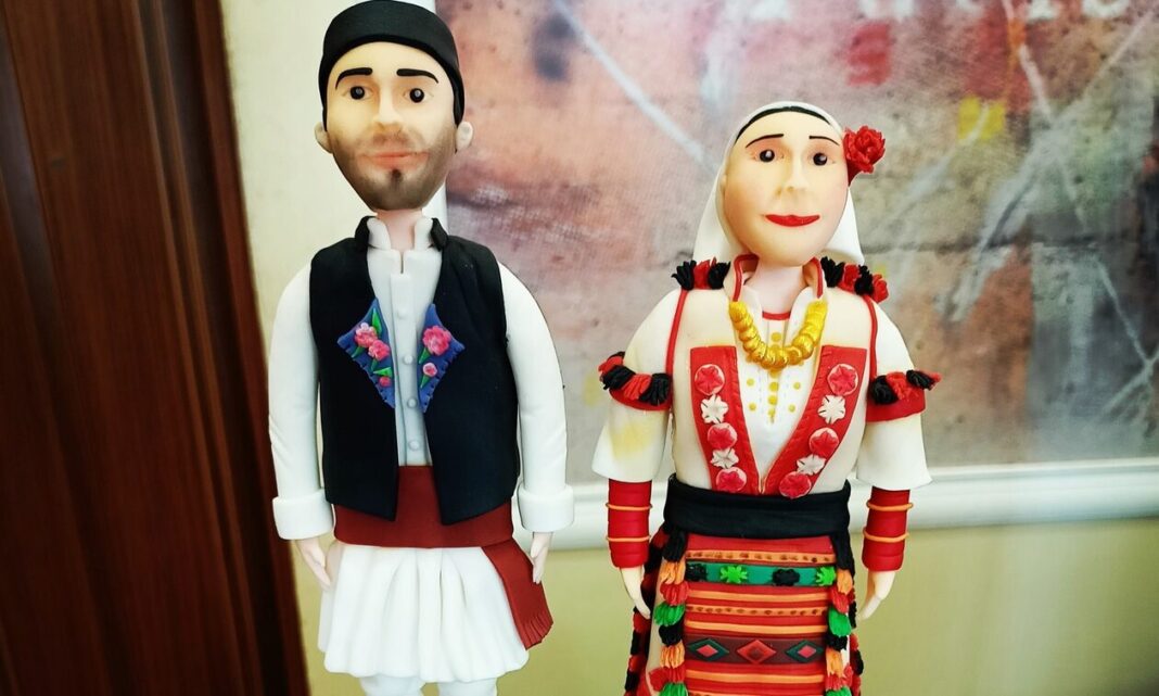 Kούκλες με παραδοσιακές φορεσιές από ζαχαρόπαστα