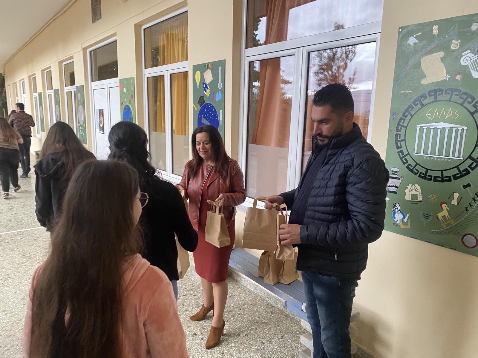 Ένα συμβολικό δώρο και ευχές για τους υποψηφίους των Πανελλαδικών Εξετάσεων
