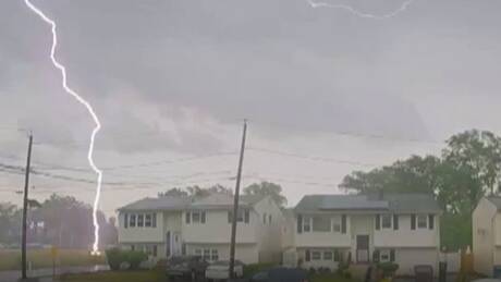 Άνδρας χτυπήθηκε από κεραυνό – Πώς η άμεση επέμβαση αστυνομικού του έσωσε τη ζωή