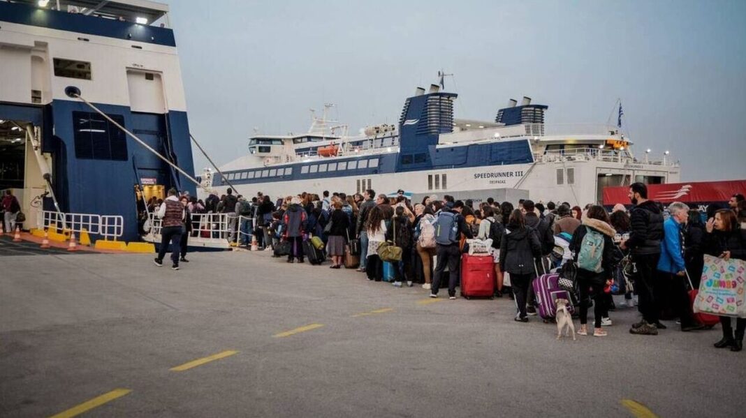 Τριήμερο Αγίου Πνεύματος: Το αδιαχώρητο στο λιμάνι του Πειραιά – Συνεχίζεται η μαζική έξοδος