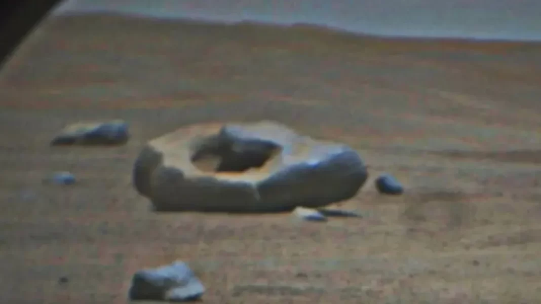 NASA: Εντόπισε στον Άρη βράχο που θυμίζει... ντόνατ