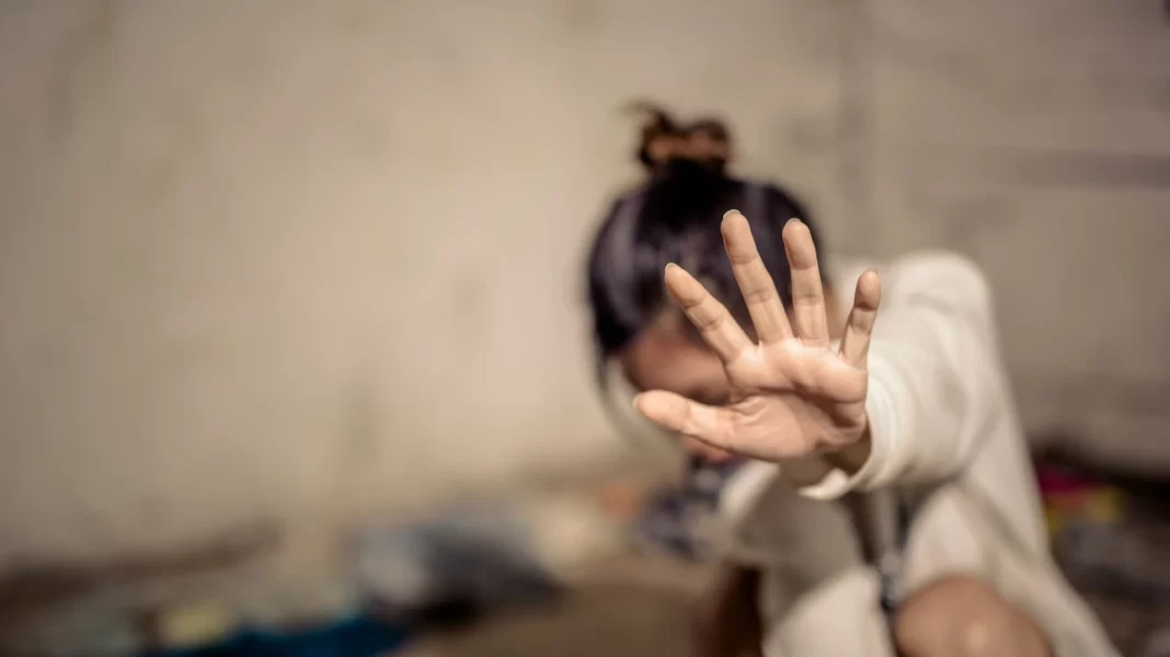 Χτυπούσε τη σύζυγό του μπροστά στην 6χρονη κόρη του
