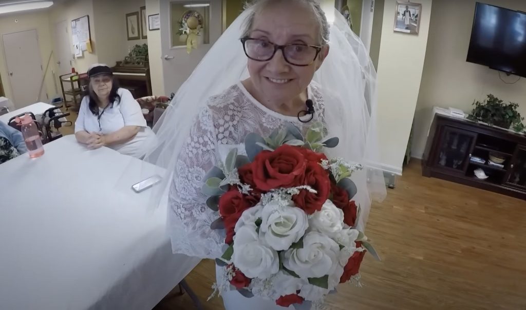 Γυναίκα 77 ετών παντρεύτηκε… τον εαυτό της – Το ηχηρό μήνυμα που στέλνει
