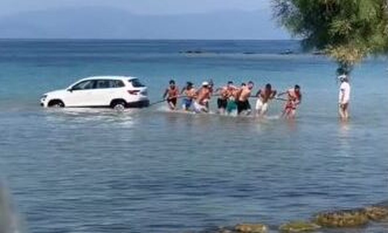 Έκαναν ανθρώπινη αλυσίδα για να το βγάλουν ΙΧ από τη θάλασσα
