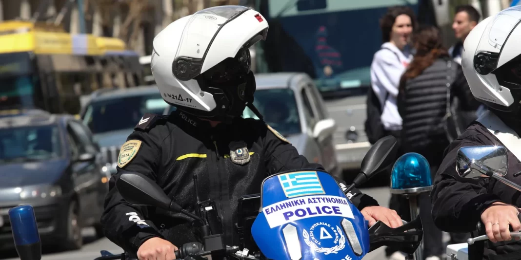 ΔΙΑΣ έπιασαν στα πράσα δύο 17χρονους να κάνουν διάρρηξη σε πολυκατοικία