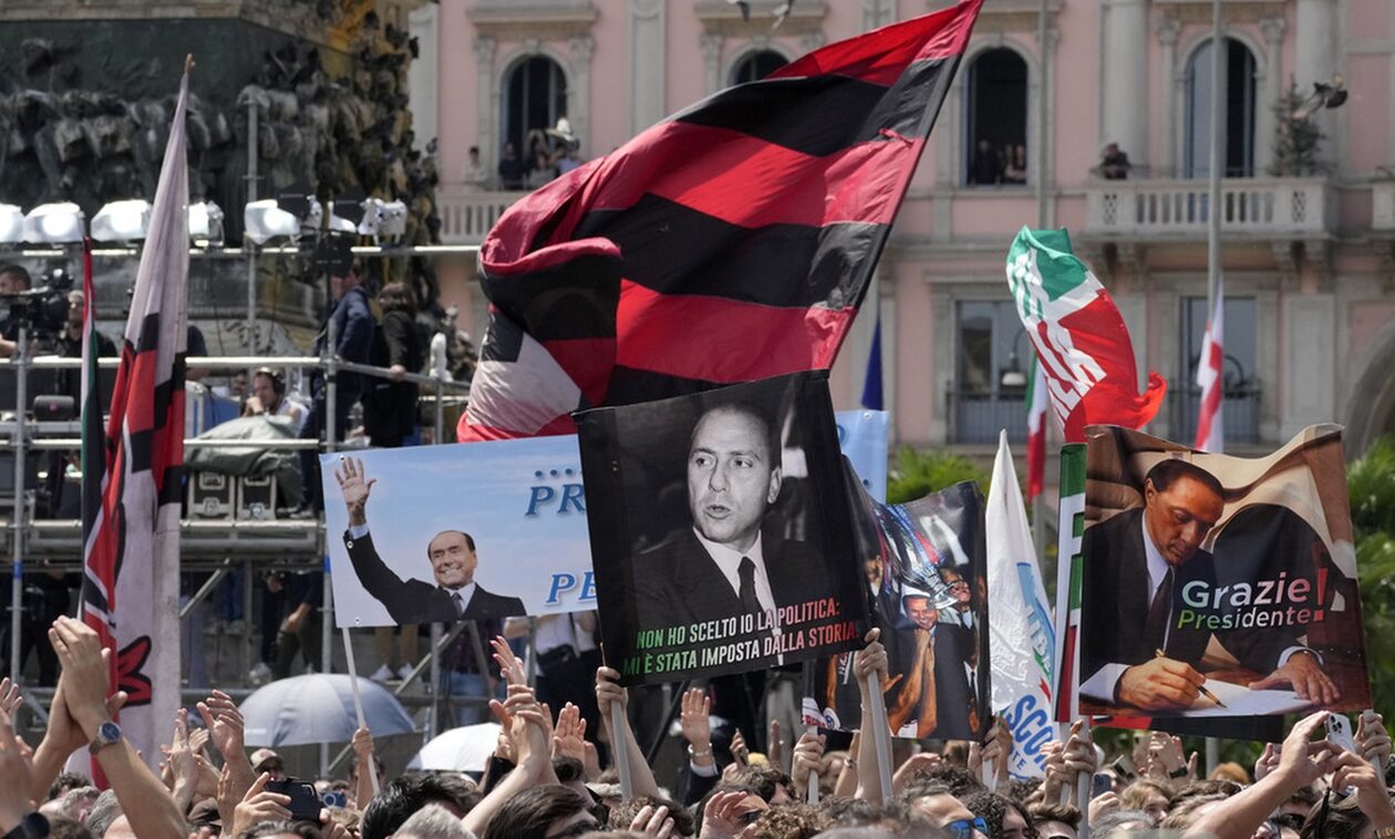 Σίλβιο Μπερλουσκόνι: Με χειροκροτήματα η υποδοχή της σορού του στην Πλατεία Ντουόμο